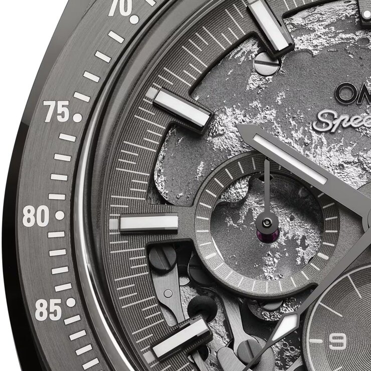 Omega horloge met een kast in keramiek, met een wijzerplaat in het grijs en een diameter van 44 mm