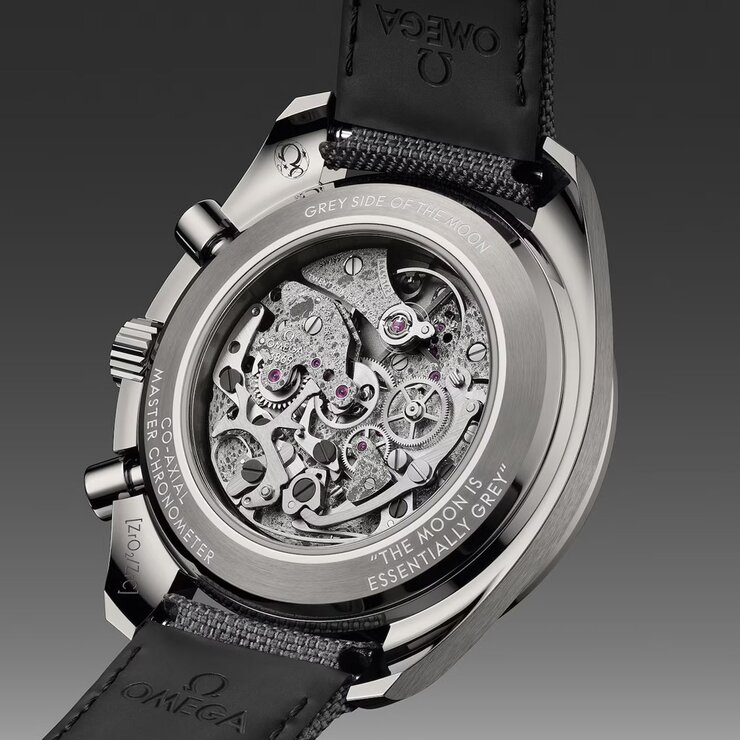 Omega horloge met een kast in keramiek, met een wijzerplaat in het grijs en een diameter van 44 mm