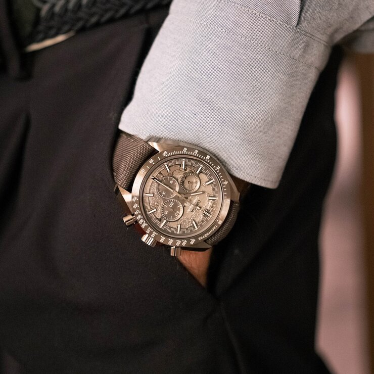 Omega horloge met een kast in keramiek, met een wijzerplaat in het grijs en een diameter van 44 mm