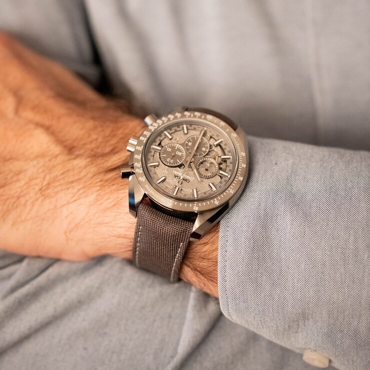 Omega horloge met een kast in keramiek, met een wijzerplaat in het grijs en een diameter van 44 mm