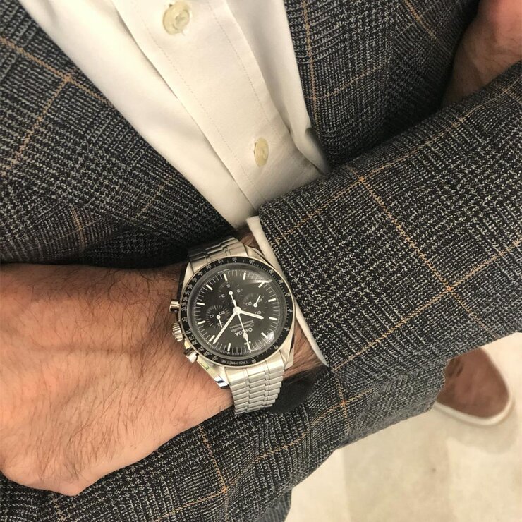 Omega horloge met een kast in staal, met een wijzerplaat in het zwart en een diameter van 42 mm