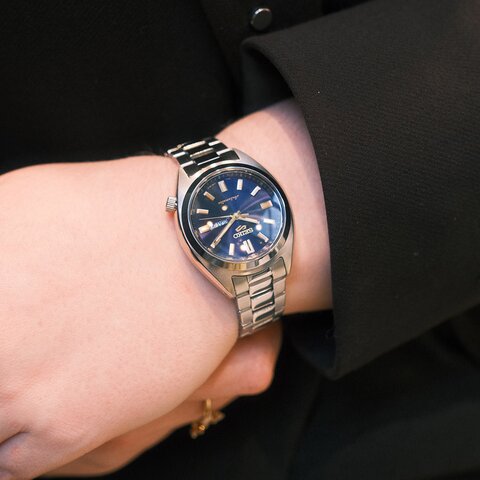 Seiko horloge met een kast in staal, met een wijzerplaat in het blauw en een diameter van 32 mm