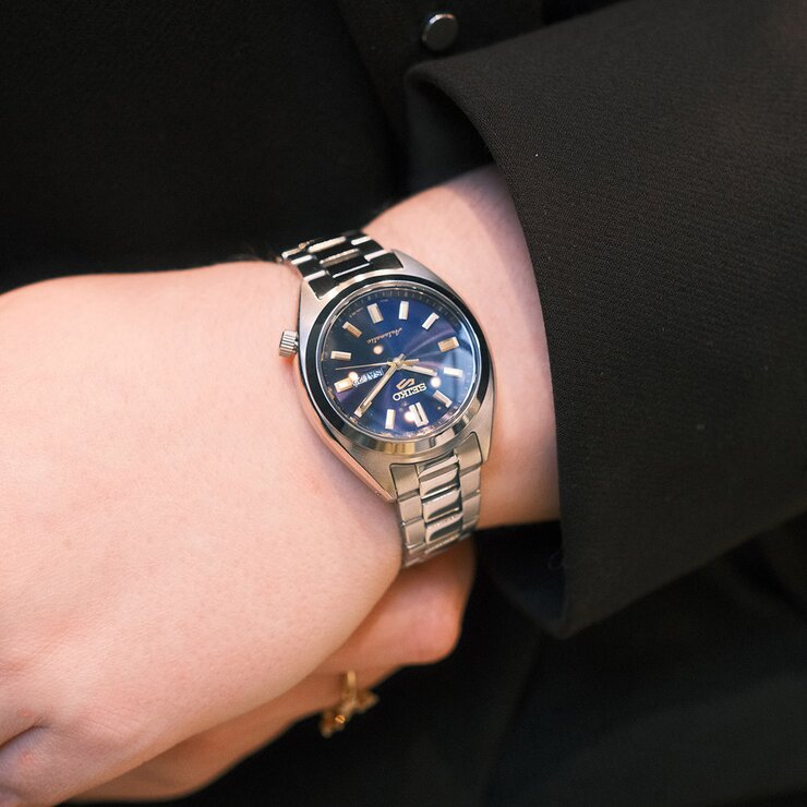 montre Seiko avec un boîtier en acier, un cadran bleu et un diamètre de 32 mm