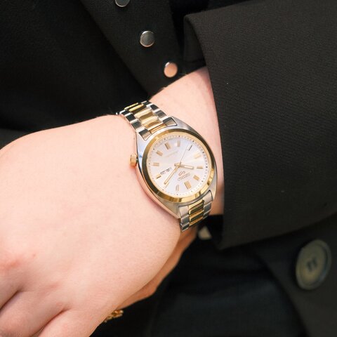 Seiko horloge met een kast in gele pvd-coating op staal, met een wijzerplaat in het zilver en een diameter van 32 mm
