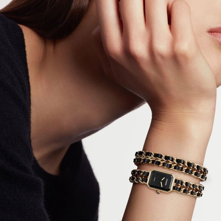 CHANEL horloge met een kast in staal met coating van geel goud (0,1 micron), met een wijzerplaat in het zwart en een diameter van 19.7 x 15.2 mm