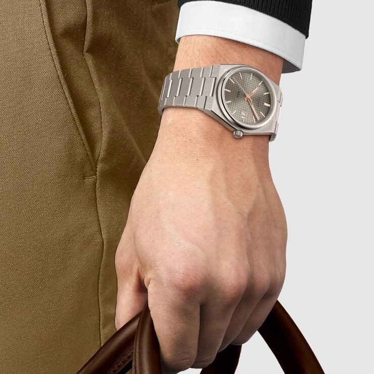 Tissot horloge met een kast in titanium, met een wijzerplaat in het grijs en een diameter van 38 mm