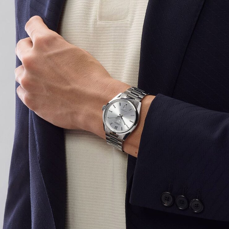 TAG Heuer horloge met een kast in staal, met een wijzerplaat in het zilver en een diameter van 39 mm