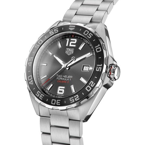 TAG Heuer horloge met een kast in keramiek op staal, met een wijzerplaat in het grijs en een diameter van 43 mm
