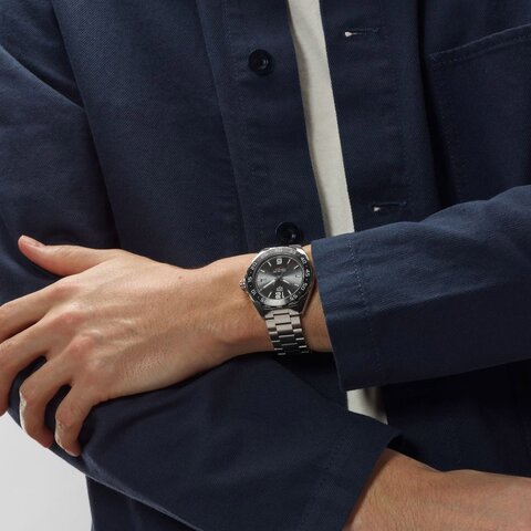 TAG Heuer horloge met een kast in keramiek op staal, met een wijzerplaat in het grijs en een diameter van 43 mm