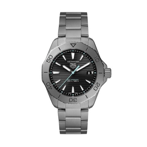 TAG Heuer horloge met een kast in titanium, met een wijzerplaat in het zwart en een diameter van 40 mm