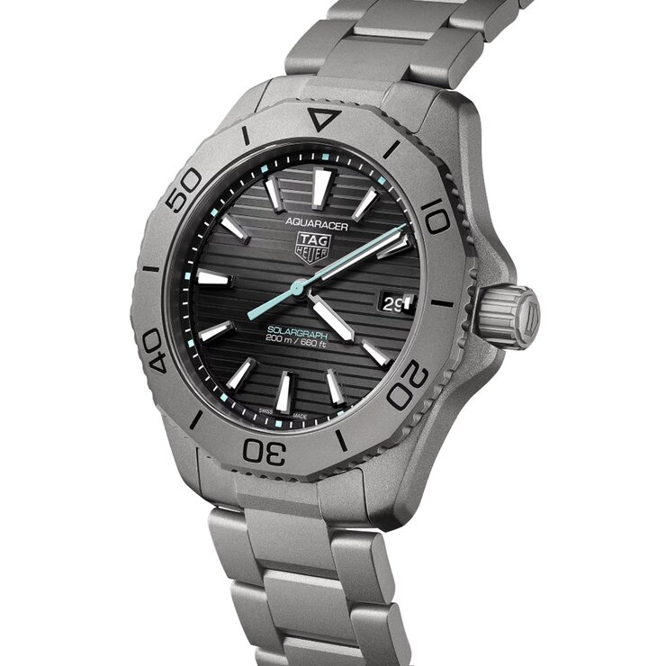 montre TAG Heuer avec un boîtier en titane, un cadran noir et un diamètre de 40 mm