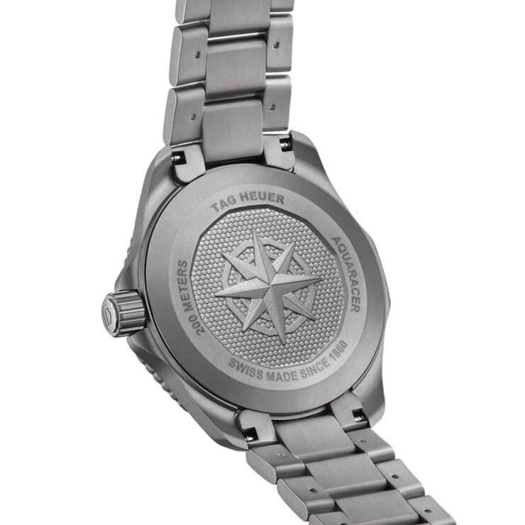 montre TAG Heuer avec un boîtier en titane, un cadran noir et un diamètre de 40 mm