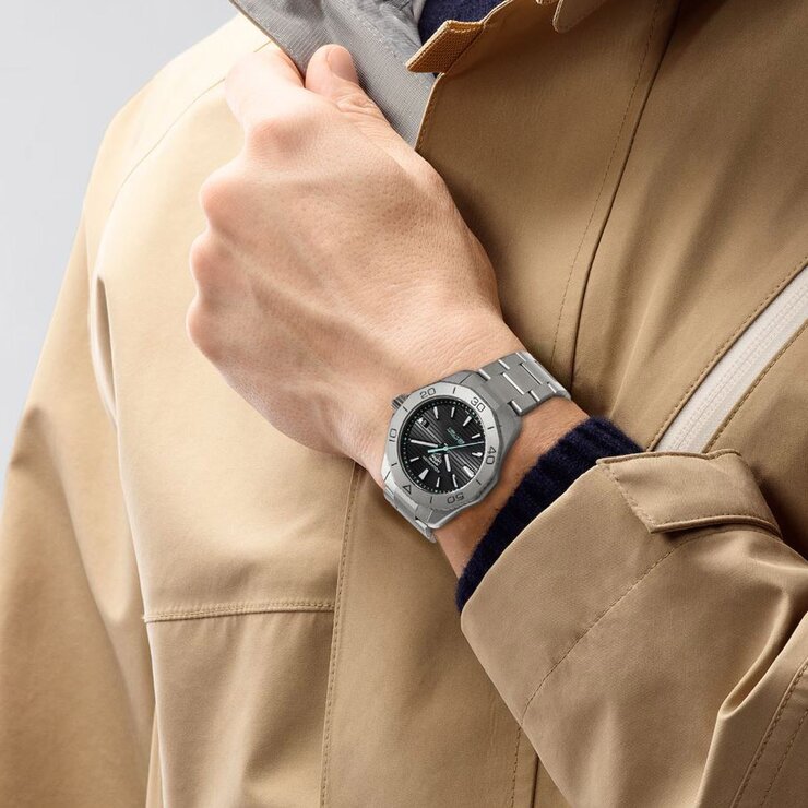 montre TAG Heuer avec un boîtier en titane, un cadran noir et un diamètre de 40 mm