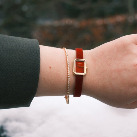 CHANEL horloge een wijzerplaat in het rood en een diameter van 19.7 x 15.2 mm