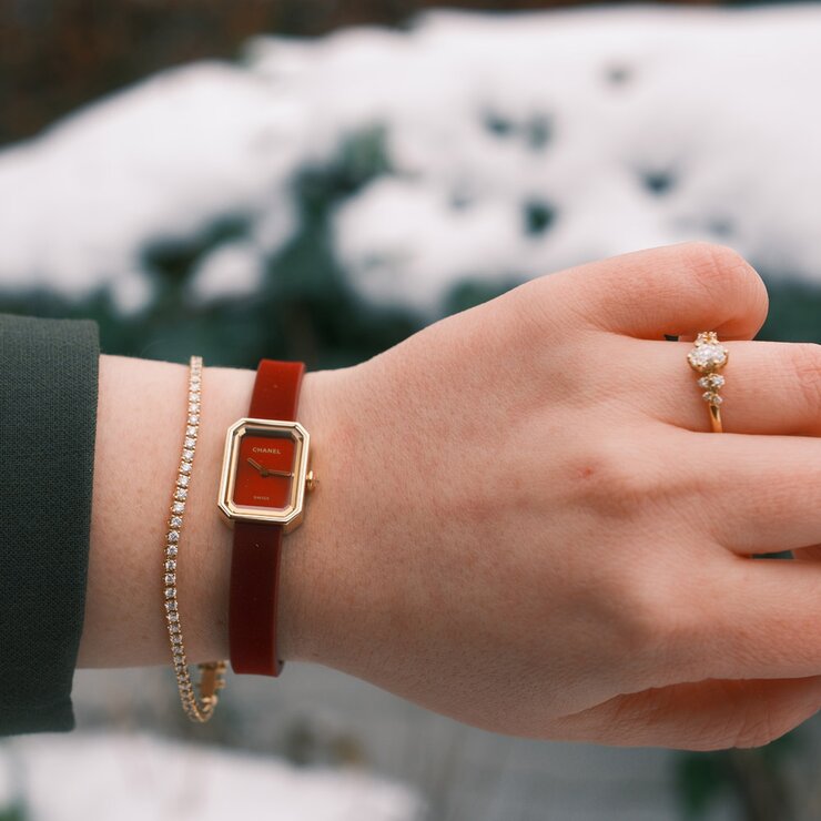 montre CHANEL un cadran rouge et un diamètre de 19.7 x 15.2 mm