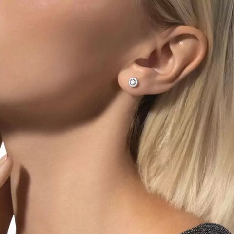 boucles d'oreilles Messika en or blanc 18 ct avec brillant de 0.20 carat comme pierre principale entouré de briljants de 0,11 karaat