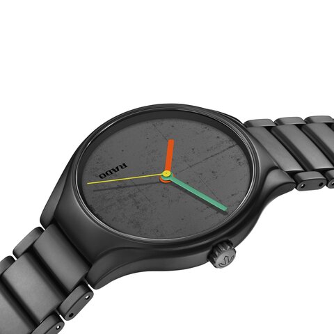Rado horloge met een kast in keramiek, met een wijzerplaat in het zwart en een diameter van 40 mm