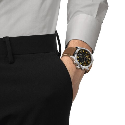Tissot horloge met een kast in staal, met een wijzerplaat in het zwart en een diameter van 42 mm