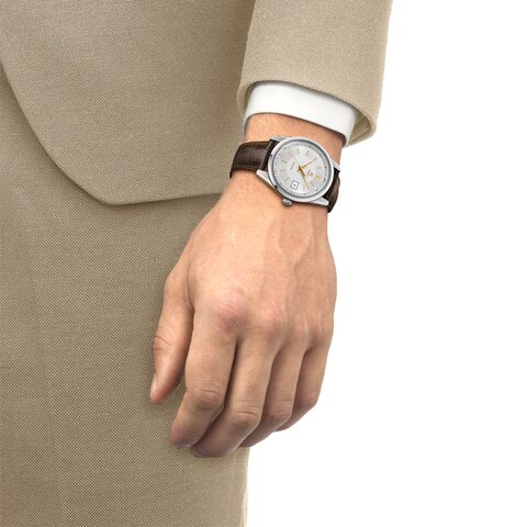 Tissot horloge met een kast in staal, met een wijzerplaat in het zilver en een diameter van 39 mm