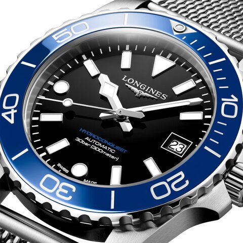 Longines horloge met een kast in keramiek op staal, met een wijzerplaat in het zwart en een diameter van 39 mm