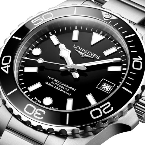 Longines horloge met een kast in keramiek op staal, met een wijzerplaat in het zwart en een diameter van 39 mm