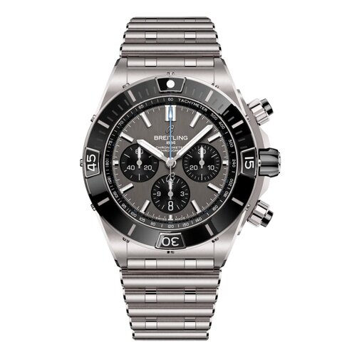 Breitling horloge met een kast in titanium, met een wijzerplaat in het grijs en een diameter van 44 mm