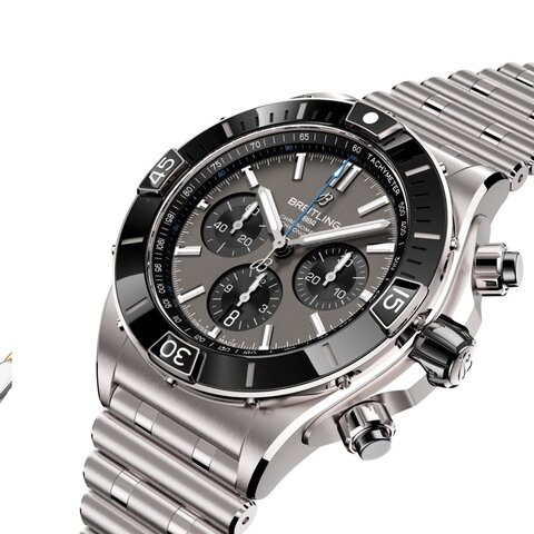 Breitling horloge met een kast in titanium, met een wijzerplaat in het grijs en een diameter van 44 mm