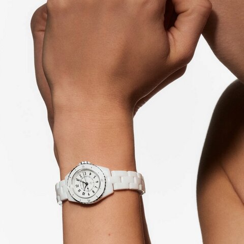 CHANEL horloge met een kast in keramiek, met een wijzerplaat in het wit en een diameter van 28 mm