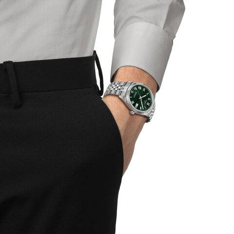 Tissot horloge met een kast in staal, met een wijzerplaat in het groen en een diameter van 39 mm
