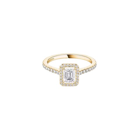 bague Messika en or jaune 18 ct avec diamant emeraude de 0.43 carat comme pierre principale entouré de briljants de 0,32 karaat