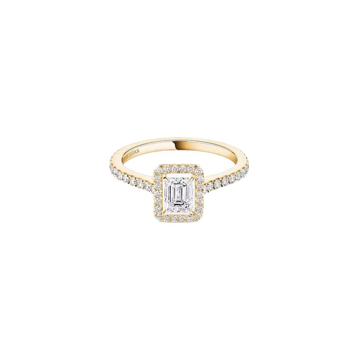 Messika ring in geel goud 18kt met emerald diamant van 0,43 karaat als hoofdsteen omringd door briljanten van 0,32 karaat