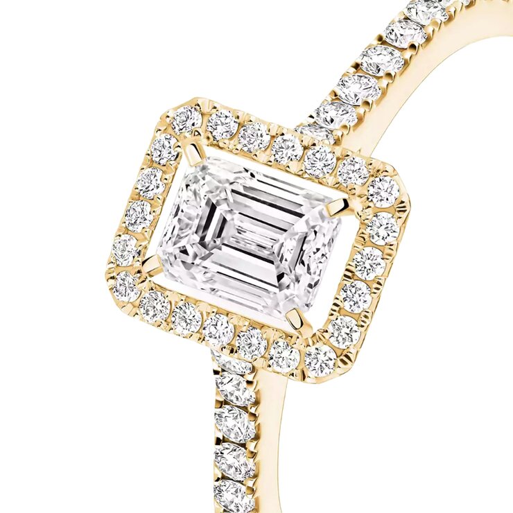Messika ring in geel goud 18kt met emerald diamant van 0,43 karaat als hoofdsteen omringd door briljanten van 0,32 karaat