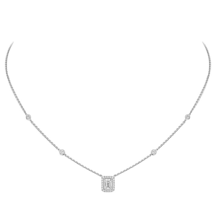 Messika ketting in wit goud 18kt met emerald diamant van 0,25 karaat als hoofdsteen omringd door briljanten van 0,15 karaat
