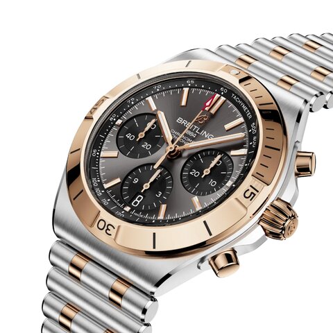 Breitling horloge met een kast in rosé goud op staal, met een wijzerplaat in het grijs en een diameter van 42 mm