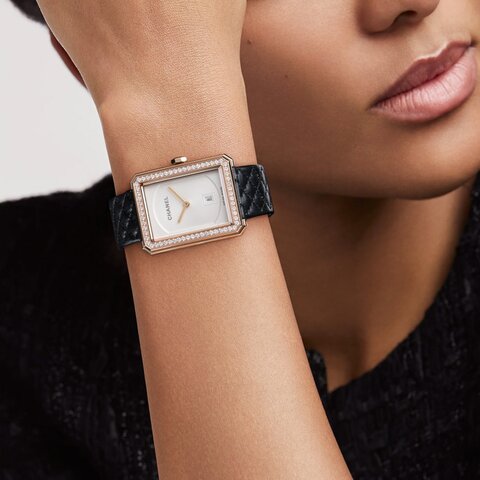 CHANEL horloge met een kast in beige goud, met een wijzerplaat in het wit en een diameter van 26.7 x 34.6 mm