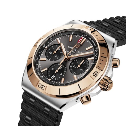 Breitling horloge met een kast in rosé goud op staal, met een wijzerplaat in het grijs en een diameter van 42 mm