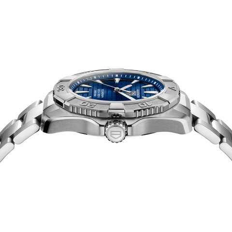 TAG Heuer horloge met een kast in staal, met een wijzerplaat in het blauw en een diameter van 40 mm