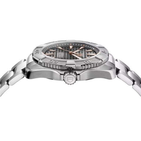 TAG Heuer horloge met een kast in titanium, met een wijzerplaat in het grijs en een diameter van 40 mm