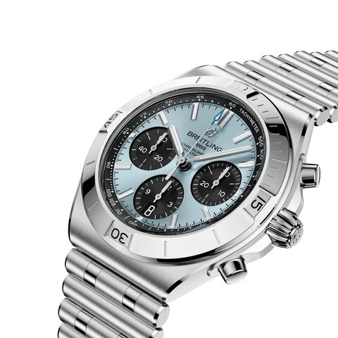 Breitling horloge met een kast in platina op staal, met een wijzerplaat in het blauw en een diameter van 42 mm