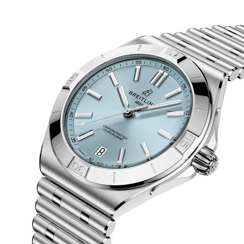 Breitling horloge met een kast in platina op staal, met een wijzerplaat in het blauw en een diameter van 40 mm