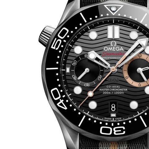 Omega horloge met een kast in keramiek op staal, met een wijzerplaat in het zwart en een diameter van 44 mm