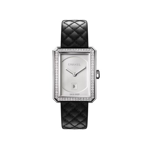 montre CHANEL avec un boîtier en acier, un cadran blanc et un diamètre de 26.7 x 34.6 mm