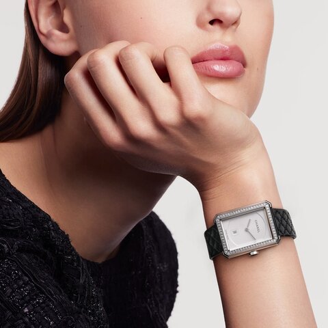CHANEL horloge met een kast in staal, met een wijzerplaat in het wit en een diameter van 26.7 x 34.6 mm