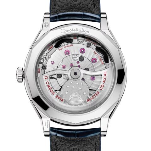 Omega horloge met een kast in staal en een wijzerplaat in het blauw