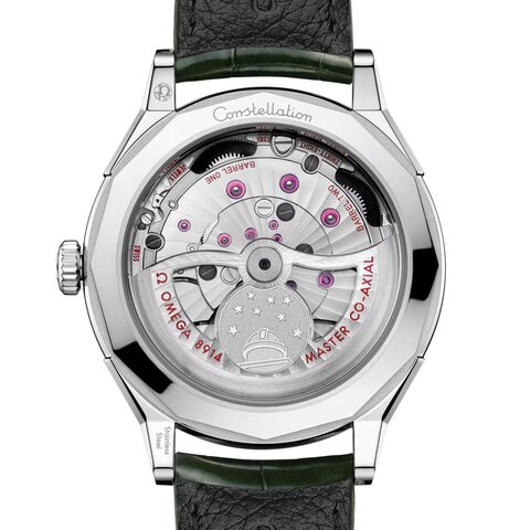 Omega horloge met een kast in staal en een wijzerplaat in het groen