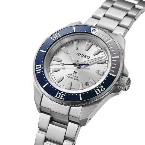 Seiko horloge met een kast in staal, met een wijzerplaat in het zilver en een diameter van 42 mm