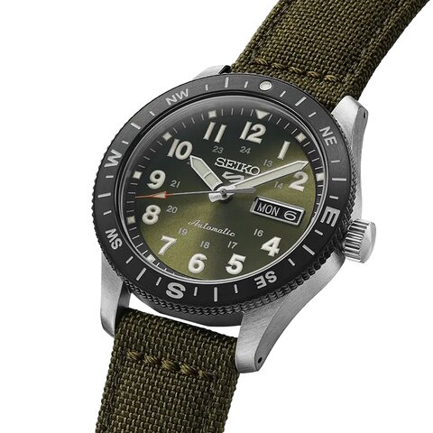 Seiko horloge met een kast in staal, met een wijzerplaat in het groen en een diameter van 41 mm
