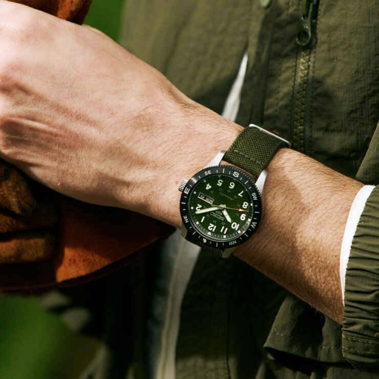 Seiko horloge met een kast in staal, met een wijzerplaat in het groen en een diameter van 41 mm