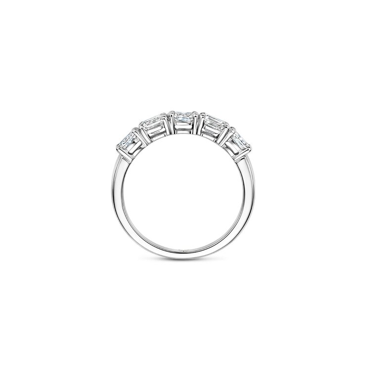 The Exclusive Collection trouwring in wit goud 18kt met briljant van 0,55 karaat als hoofdsteen omringd door briljanten van 0,46 karaat