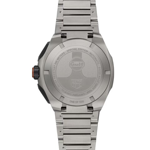 TAG Heuer horloge met een kast in carbon op titanium, met een wijzerplaat in het zwart en een diameter van 44 mm
